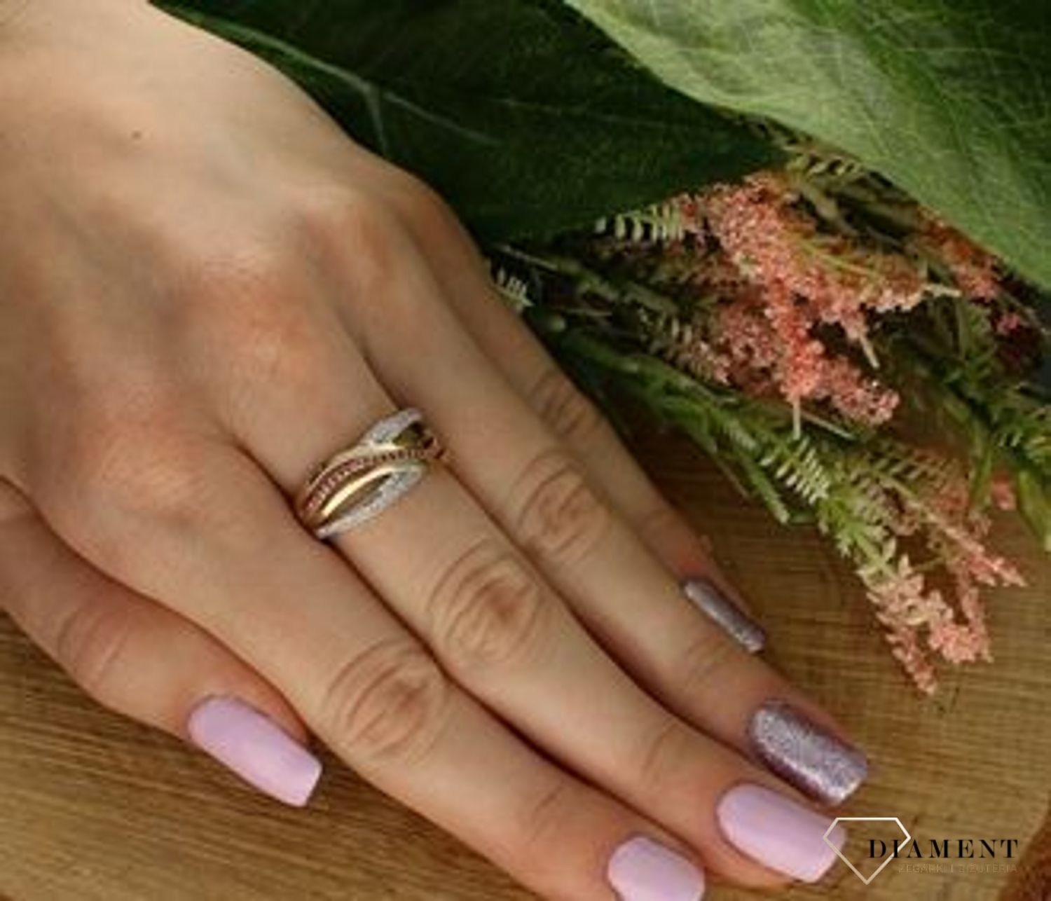 Złota zawieszka 333 serce ażurowa  ZA 315 333. Romantyczny wzór, który nada Niezwykły pierścionek ze złota, który został ozdobiony błyszczącą cyrkonią. Pierścionek wysadzany wieloma drobnymi cyrkoniami w kolorze białym i różowym przycią (1).jpg